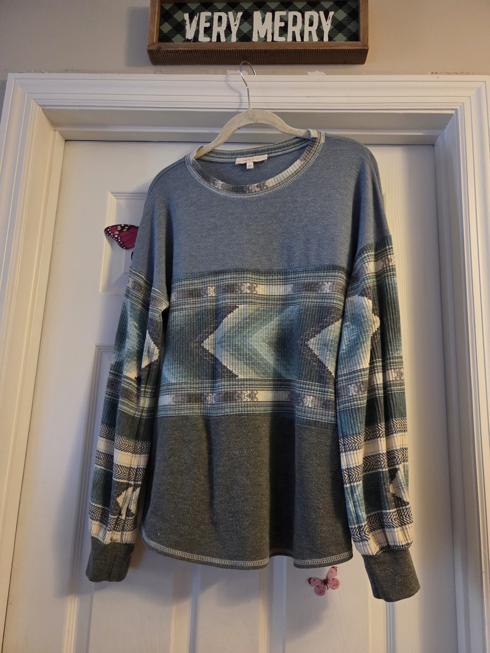 Long sleeve Medium Hailey & co fun neutral blue green tribal shirt large sleeves
